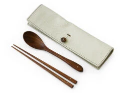 Besteck Set Mit Essstäbchen, Löffel Und Leder-Tasche -Japanisches Geschirr Store besteck set mit essstaebchen loeffel und leder tasche 1