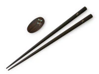 Essstäbchen Set Mit Ablage Tonbo, Ebenholz 5 Essstäbchen Set Mit Ablage Tonbo, Ebenholz – Bild 3